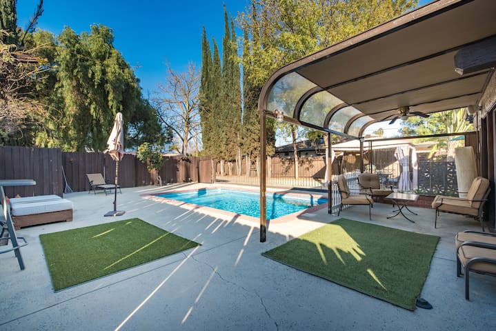 Pool Sleep 10! L.A -Sherman Oaks – Top location!