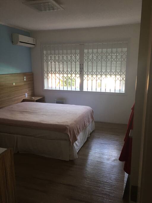 Quarto com vista para o pátio da casa, com piscina!
