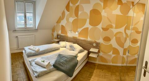 Orange Apt., 2 bedrooms, Old Town, 3min to station