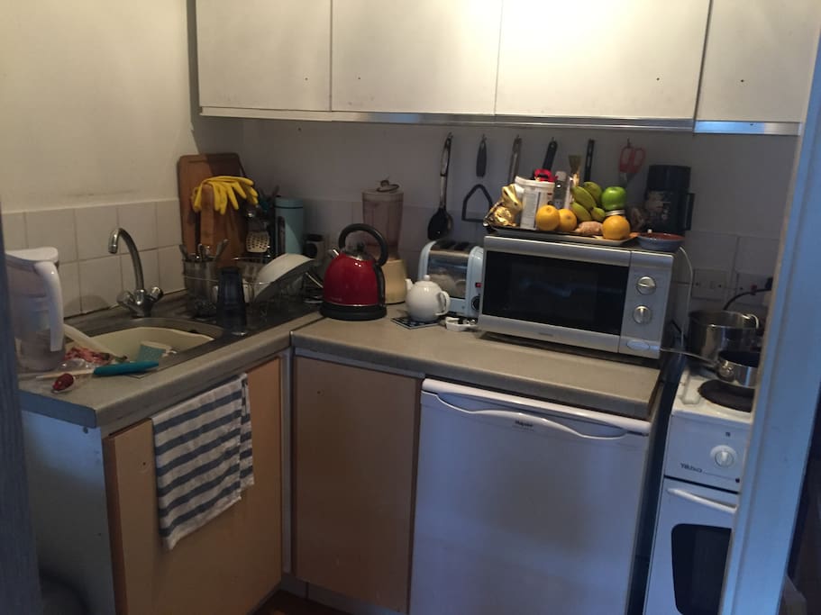 Kitchenette - washing machine/microwave/toaster/kettle