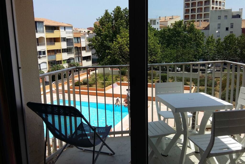 Terrasse avec vue sur la piscine.