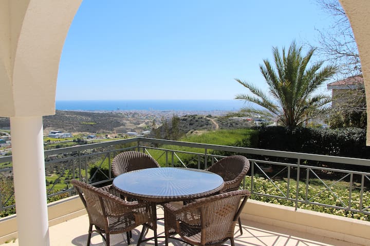 Independant room for 2 in a house with a view!