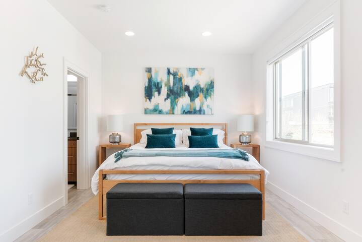 Spotless Modern Steps from the Best Shops and Restaurants. gallery image 5