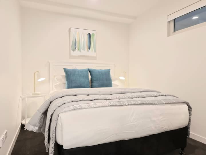 Ang Bedroom three ay isang komportableng hub para sa pagtulog at pagrerelaks.