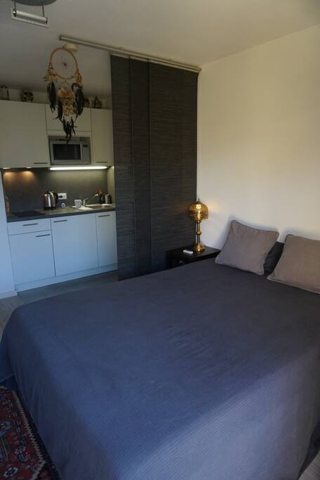 The cozy city apartment is furnished in an oriental flair and guarantees a pleasant stay in Munich.