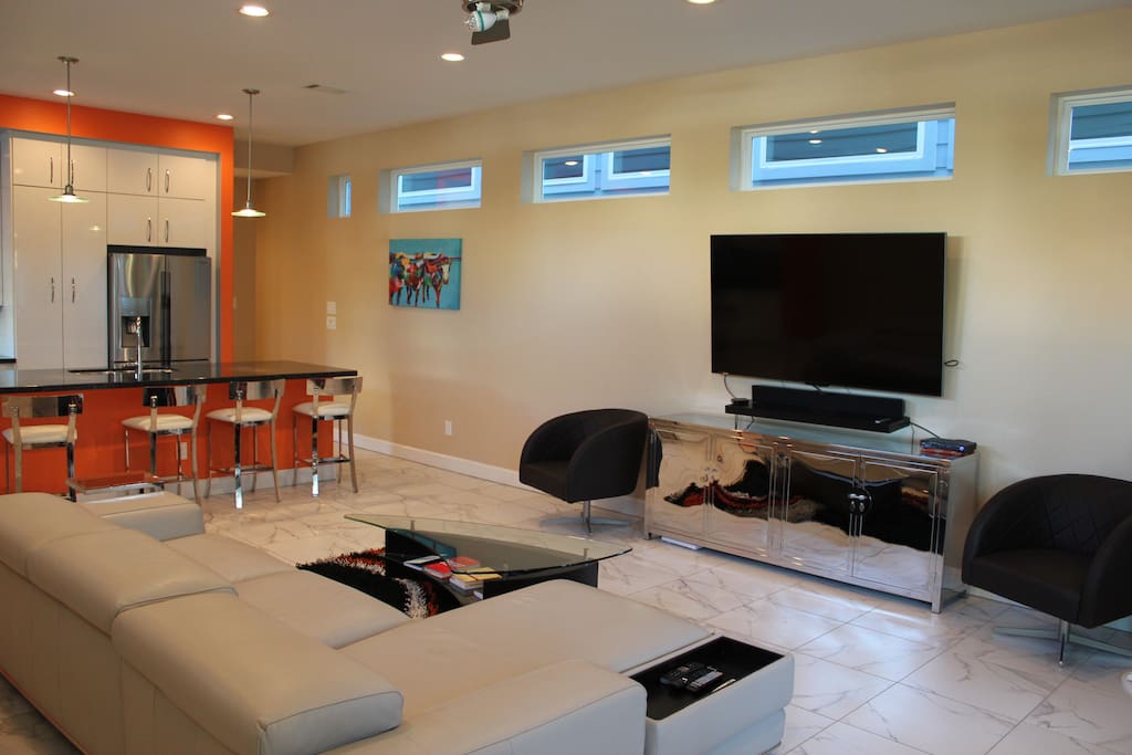 View of the living room, very contemporary.