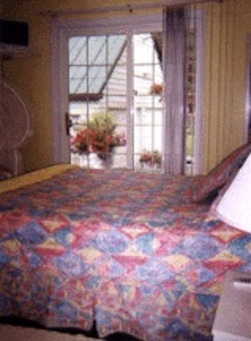 Sun Room - private entrance off your private deck. Queen bed, cable TV, A/C and WIFI.
