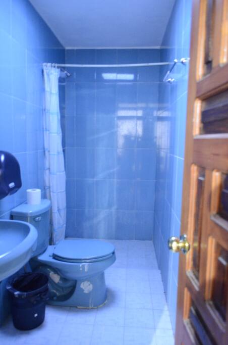 Vista del baño de la habitación.