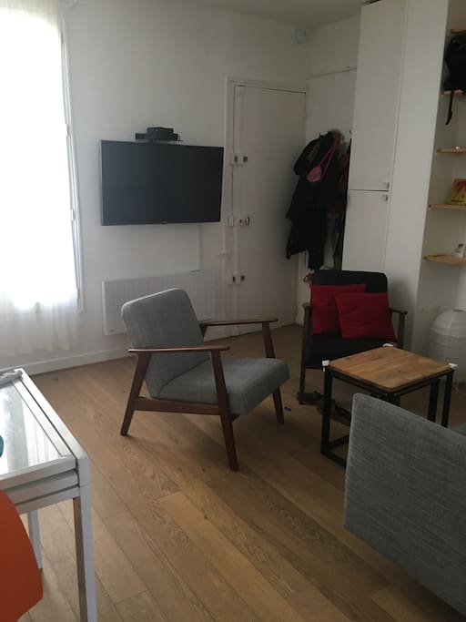Télévision, internet bon débit pour se détendre ou travailler. Vous avez une table qui peut s’agrandir pour être à l’aise à 4.