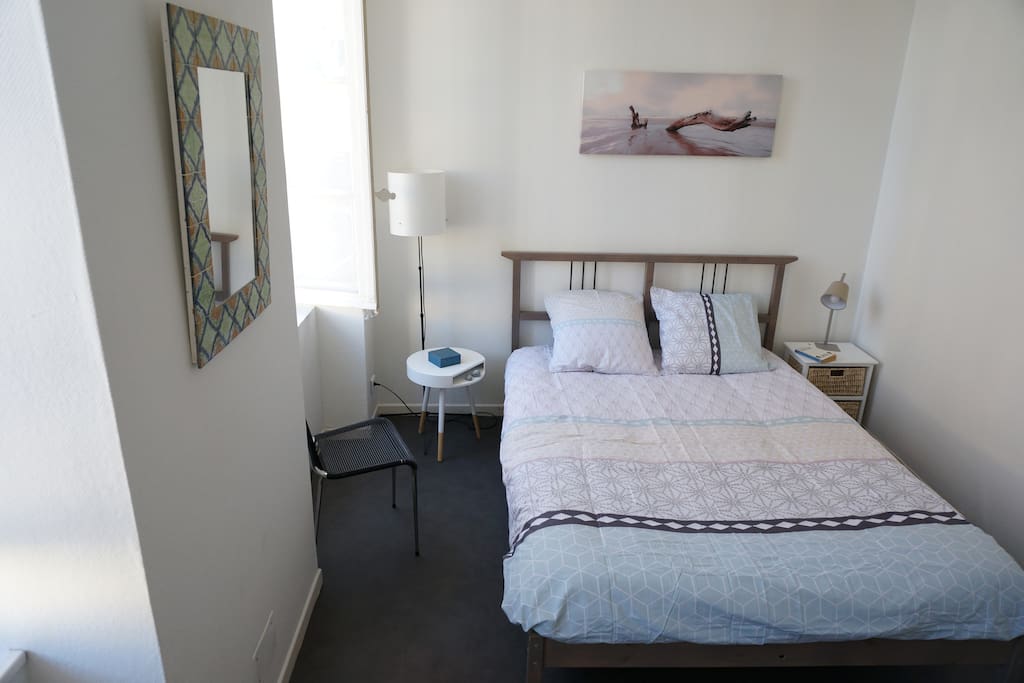 Chambre lit 140, donnant sur la place