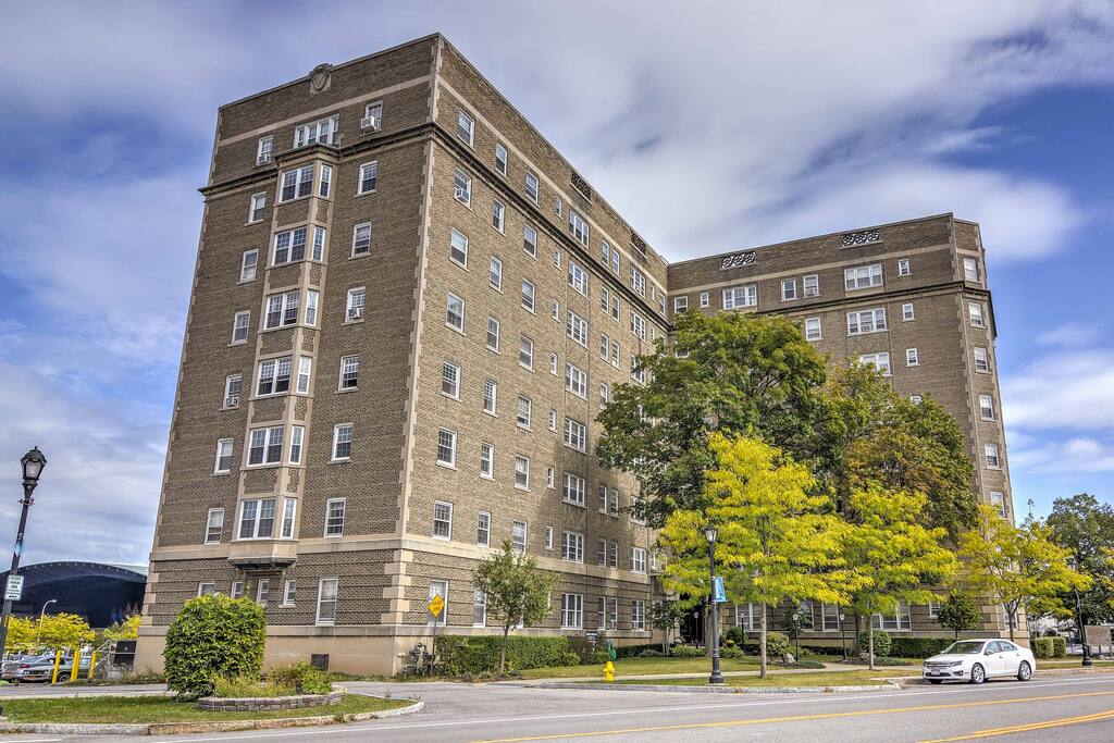 Elevate your Niagara Falls holiday in this vacation rental studio.