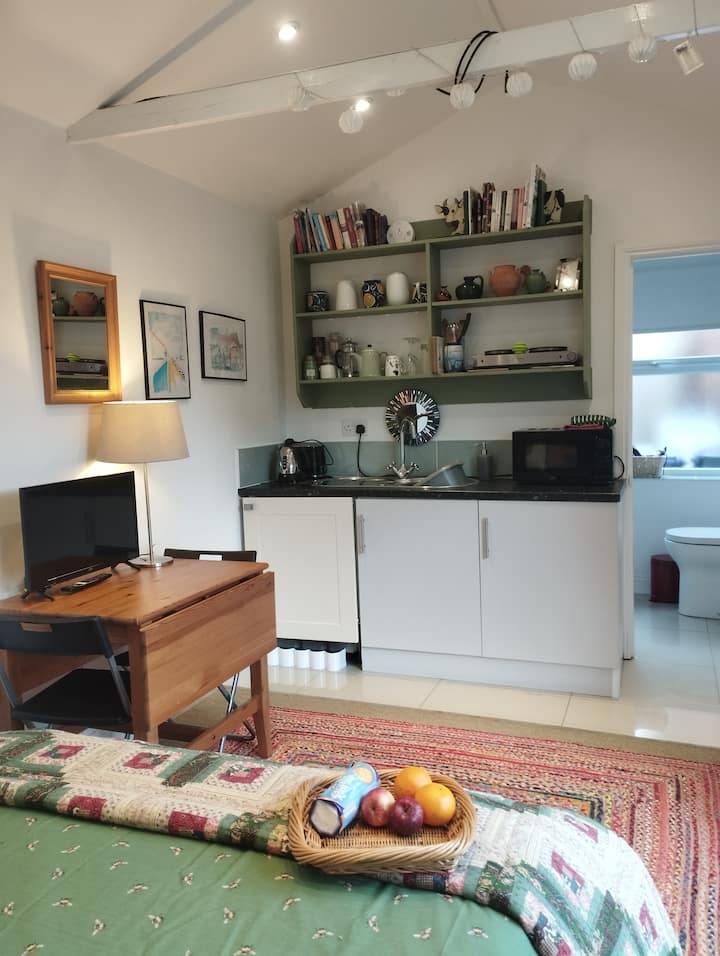 Self Contained 1 Bed Studio Annexe, Ensuite - Royal Leamington Spa