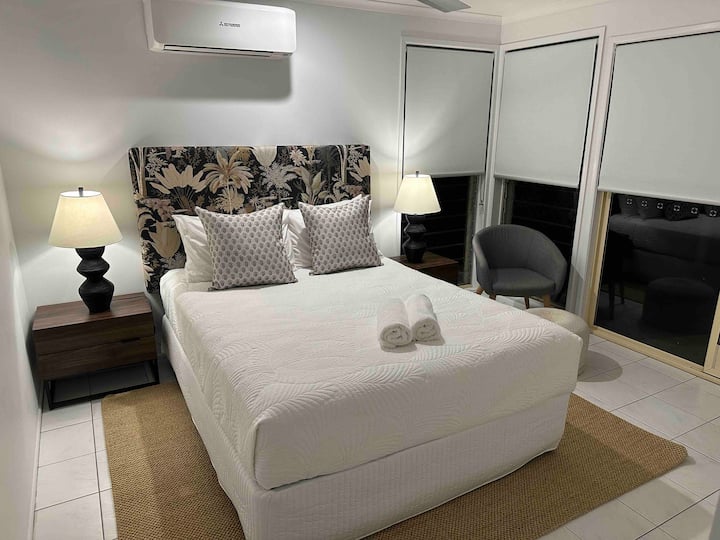 ВИП спална соба со удобен кревет и приватен надворешен влез во задниот двор. 