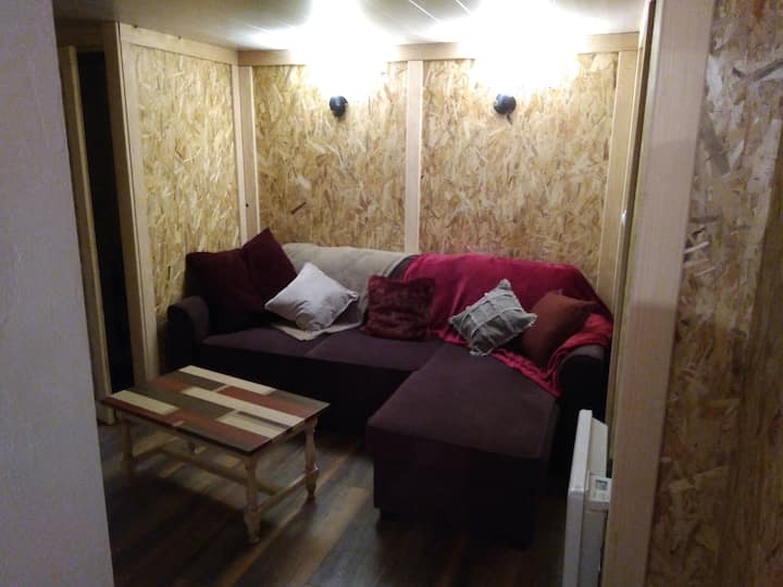 Sala de estar con un sofá cama muy cómodo