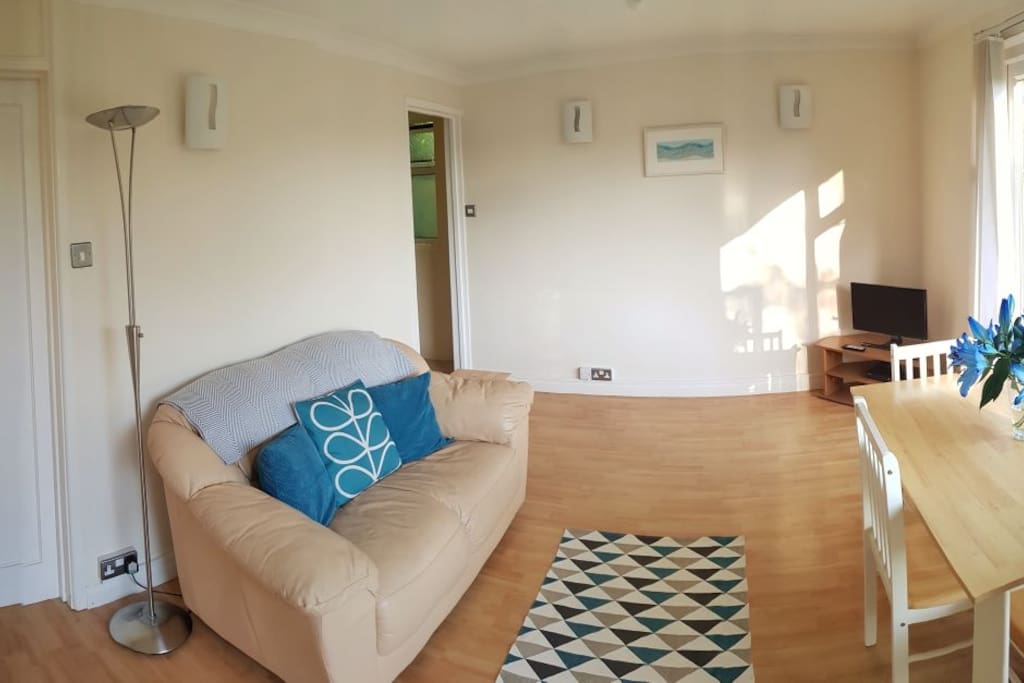 Lounge/Dining Area