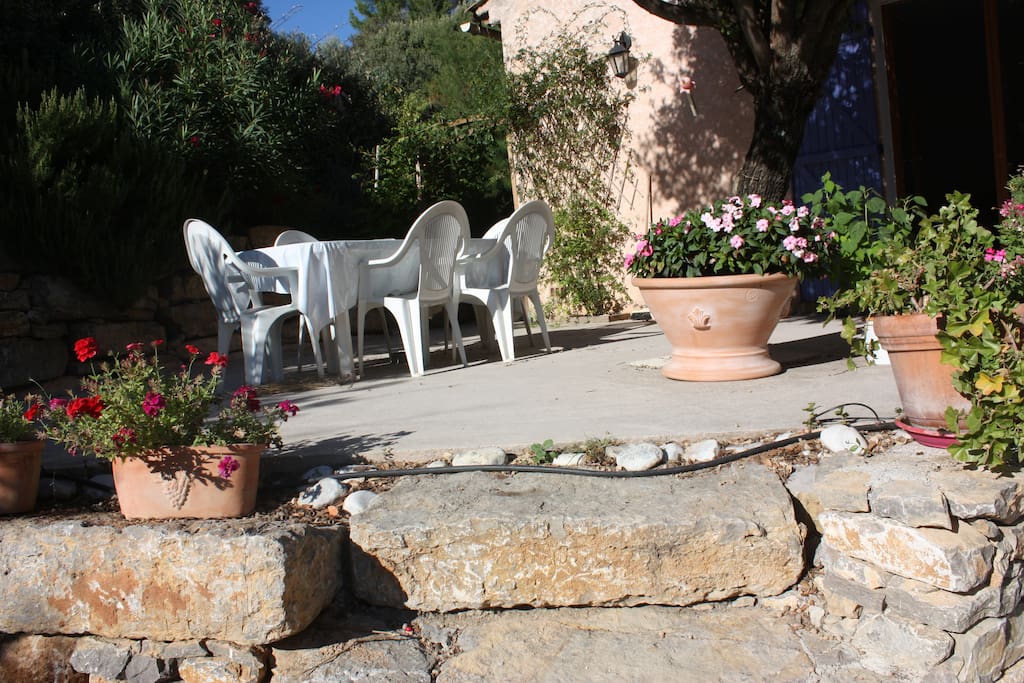Une des terrasses donnant sur la piscine