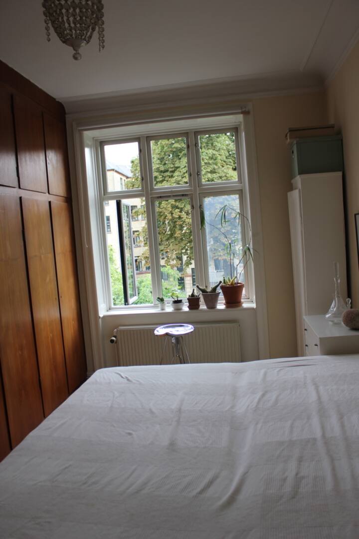 DK : La chambre double spacieuse et lumineuse dispose de beaucoup d'espace dans le placard. 
PRAIRIE : Dans la chambre principale spacieuse et lumineuse, vous avez beaucoup d'armoires. 