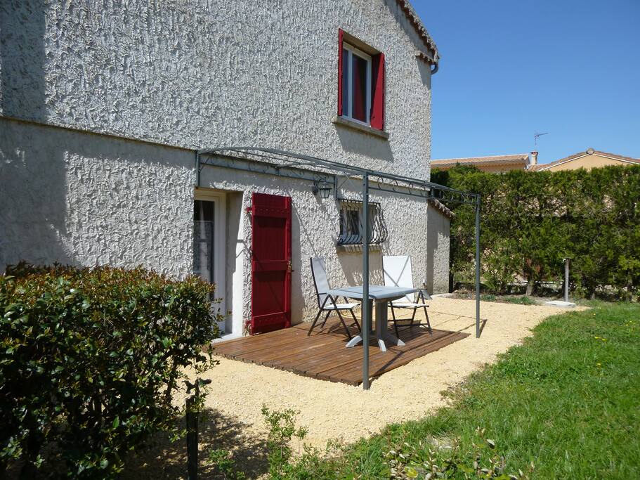 terrasse extérieure avec jardin privatif