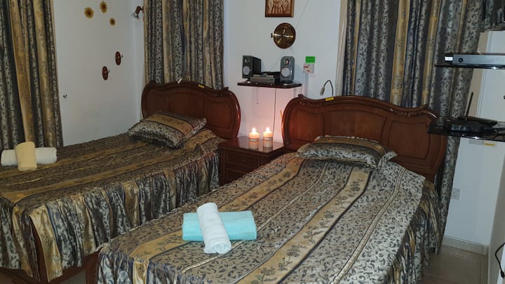 Slaapkamer met twee eenpersoonsbedden