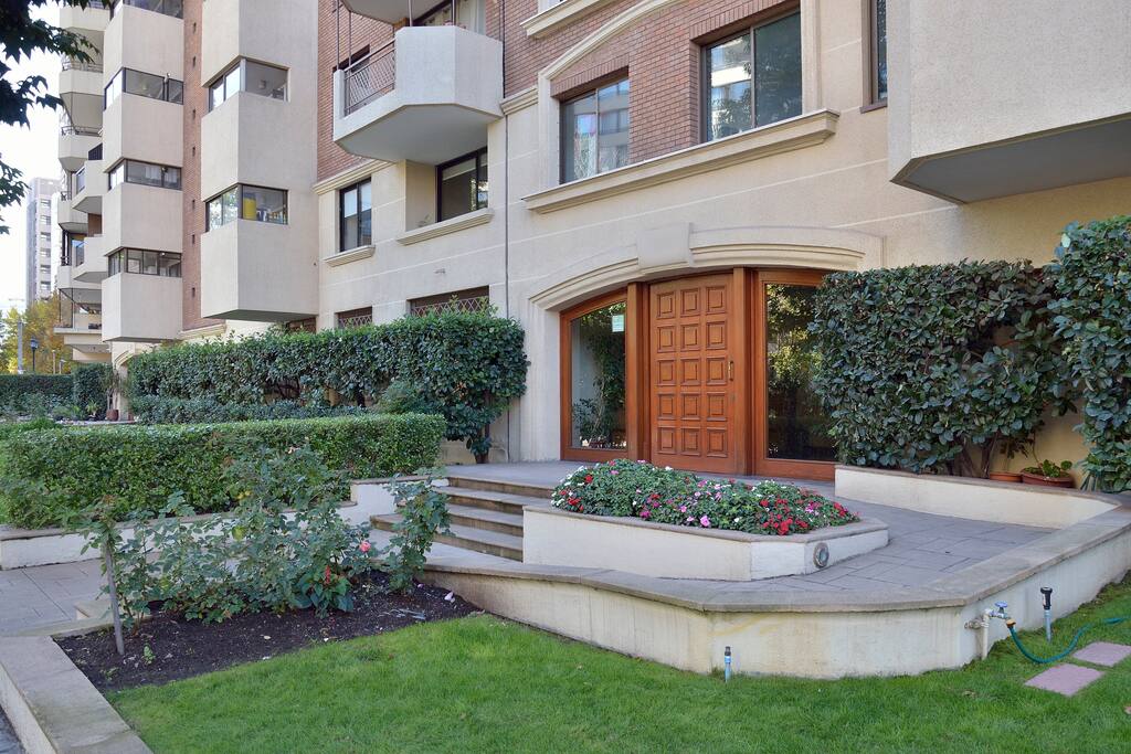 Quiet and beautiful neighbourhood with strategic location// Barrio bonito y tranquilo a distancia caminable de línea 4 y 1 del metro.