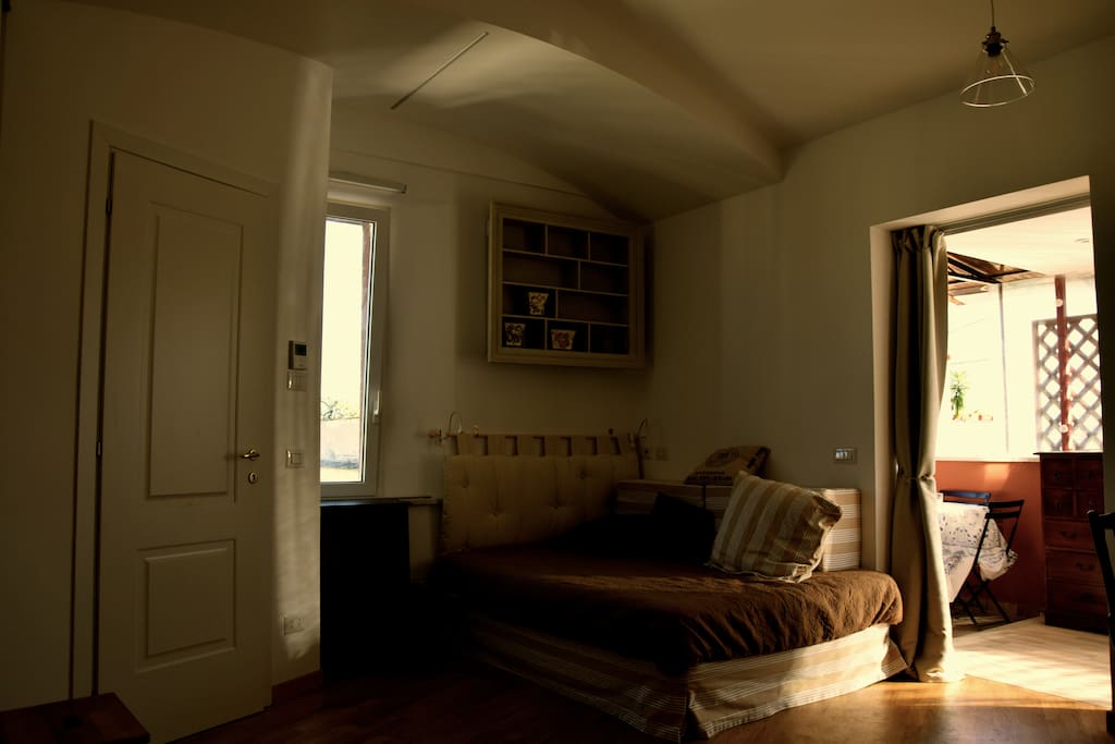Zona letto alla francese, a destra ingresso terrazzo coperto, a sinistra ingresso bagno