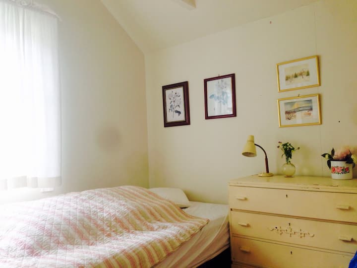 Chumba cha kulala chenye kitanda cha watu 120 na ngazi mbili za kitanda kimoja. 