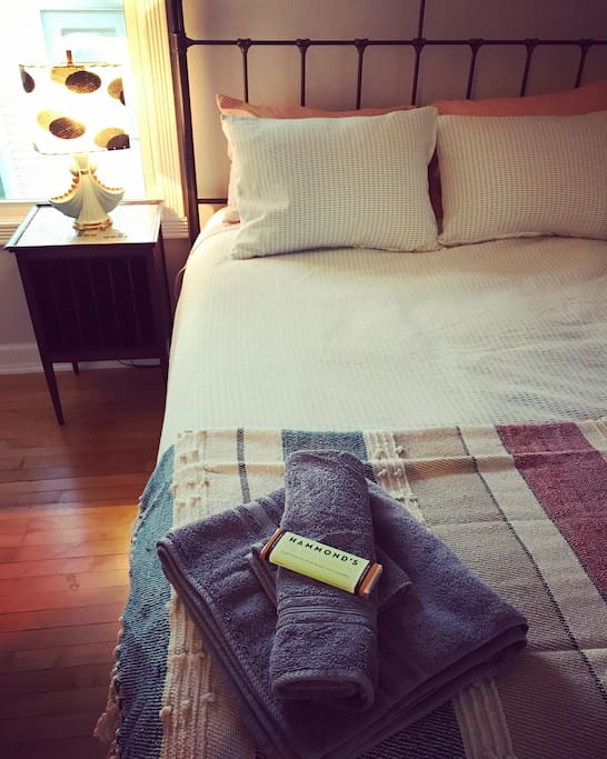 Guest room 1: Queen Bed