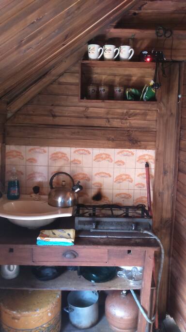 Cocina a gas y agua potable.