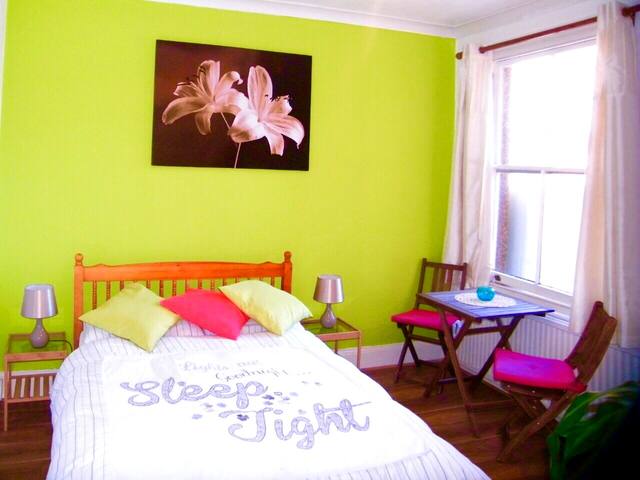 Lovely double room, 25 minutes to Central London