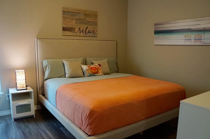 Cama tamaño king en el dormitorio principal