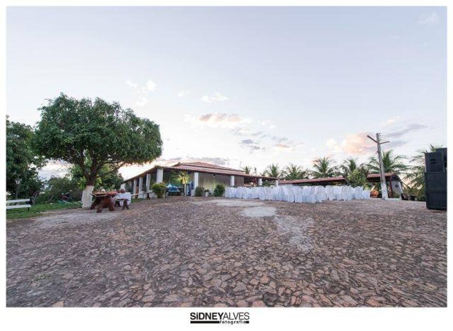 Área ampla para estacionar e realizar eventos