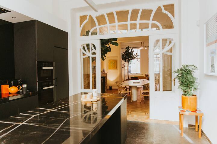 Art Nouveau huis in Zurenborg wijk. gallery image 3