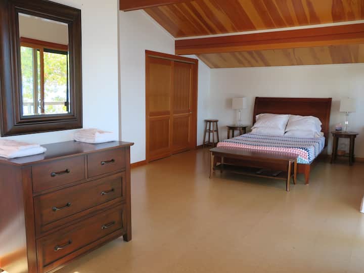 ห้องนอนใหญ่ - พื้นที่ประมาณ 350 ตารางฟุตพื้นไม้ก๊อกนุ่ม ห้องนี้สามารถใส่เตียงพับได้พิเศษ 2 -3 เตียงได้อย่างง่ายดายหากจำเป็น