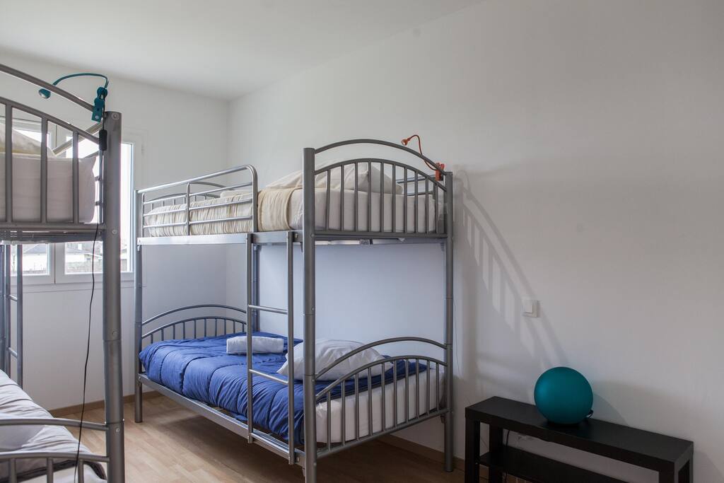 la chambre pour 4 avec lits superposés et vue sur le vignoble