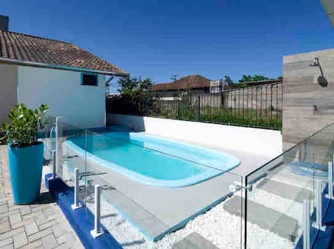 House with pool 16 + people - 50 m to the beach and downtown