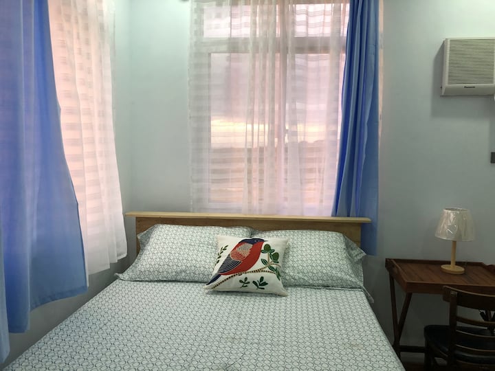 غرفة نوم 1 بسرير كامل ومرحاض داخلي ودش