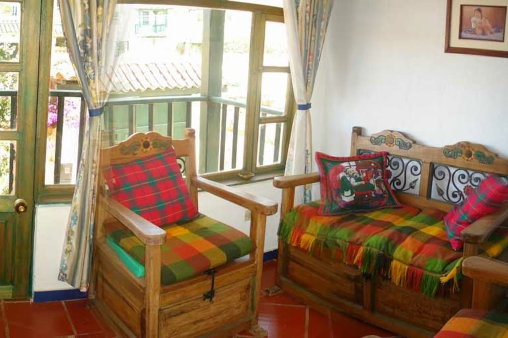 Sala estar en el segundo piso y balcón con excelente vista.