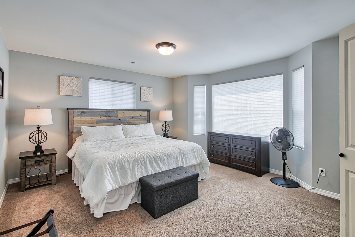 חדר השינה הראשי עם מיטת קינג סייז