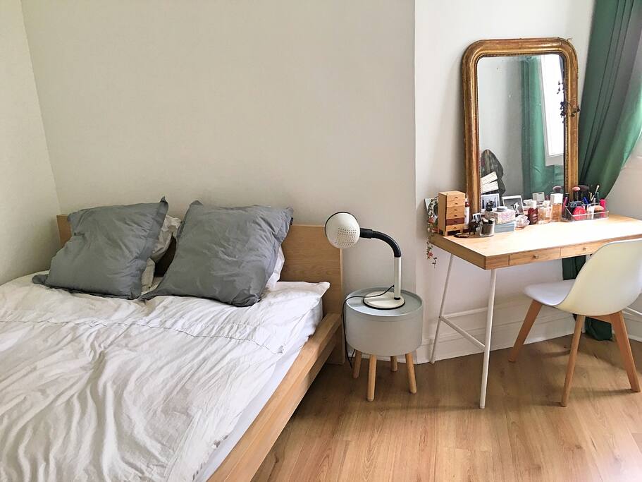 Queen size bed for cozy nights / Lit de 160 x 200 pour des nuits paisibles