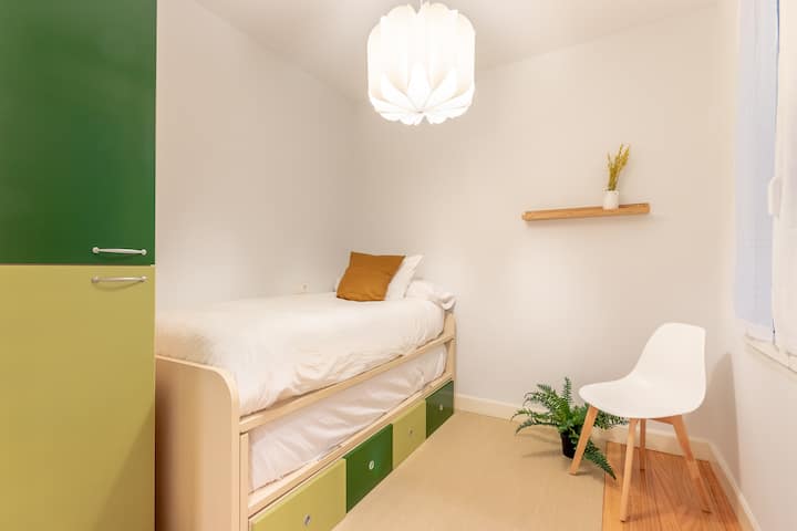 Sovrum med två 90 cm enkelsängar