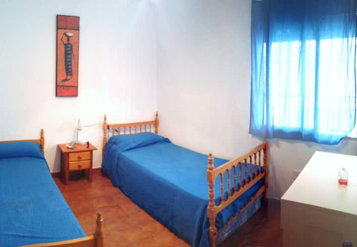 გარე ოთახი 2 მაგიდით და კარადით