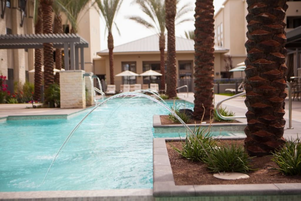 Come and enjoy this heated outstanding salt water pool /stunning jacuzzi surrounded by palm tree's and fountains!