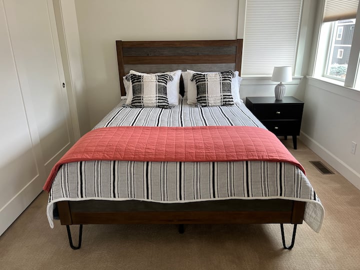 Dhoma e dytë e gjumit ka një krevat dopio "queen" me shtroja cilësore dhe dyshek të ri.  Dhoma përfshin një hapësirë të dytë pune me tavolinë elektronike për t 'u ulur/për t' u ulur.