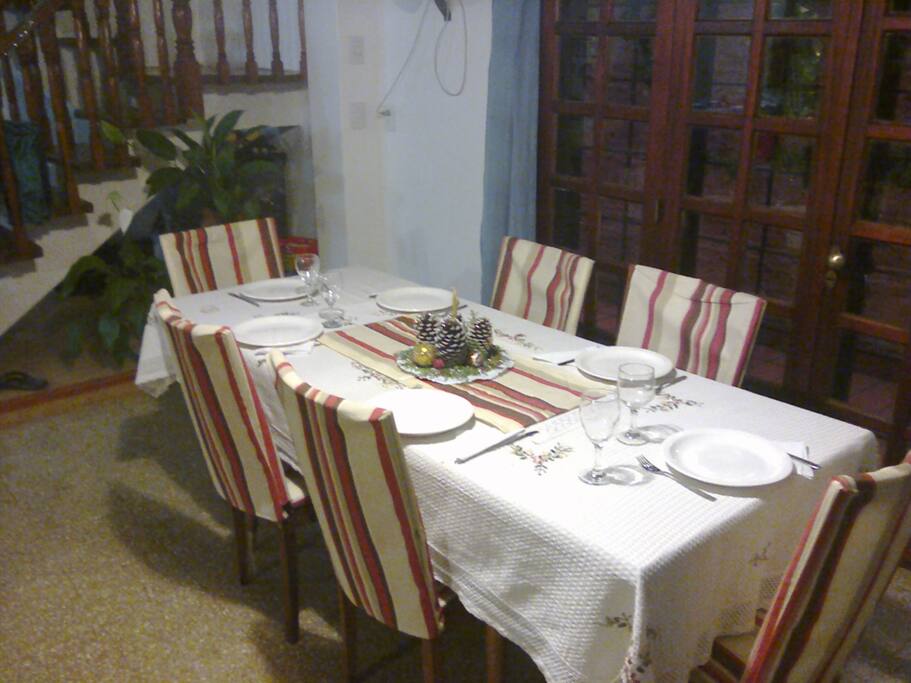 Un sector del comedor. Hay dos mesas comedor en el estar.