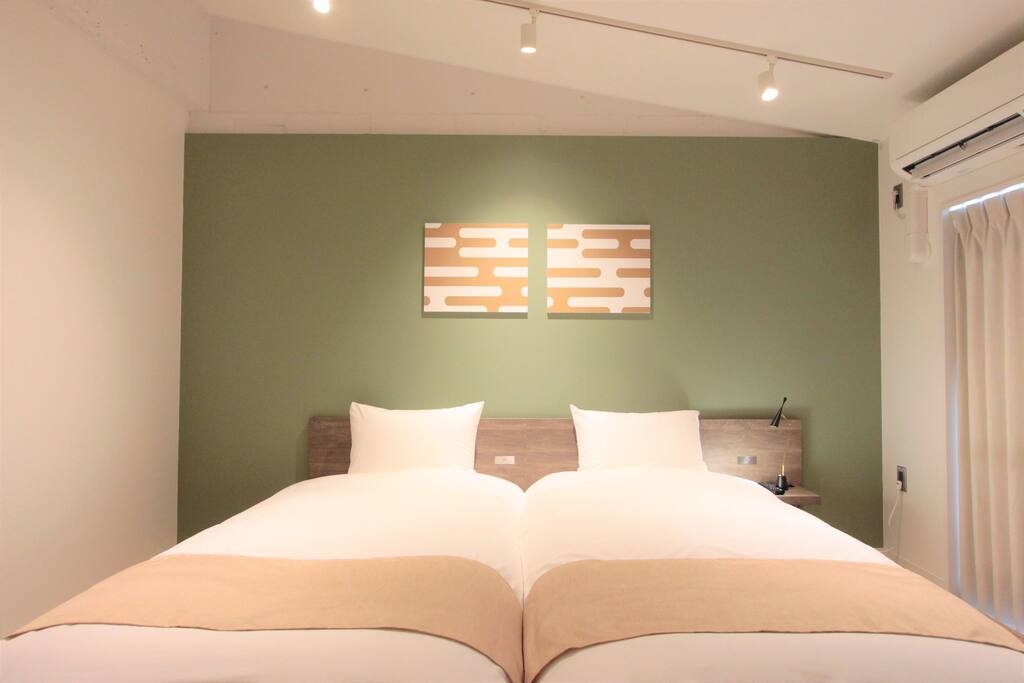 4 single beds 4張單人床
