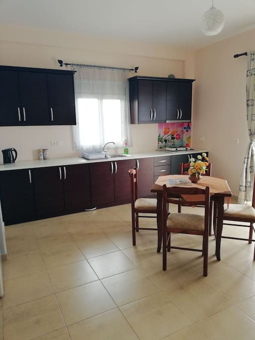 The kitchen provides table and chairs