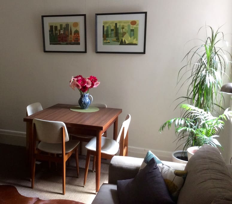 Extendable dining table (seats 6 when extended)