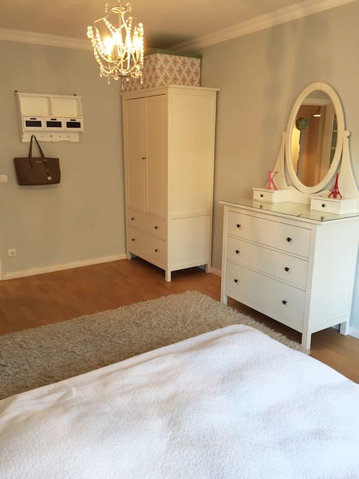 Zimmer 1;
Schrank und Kommode zur hälftigen Nutzung