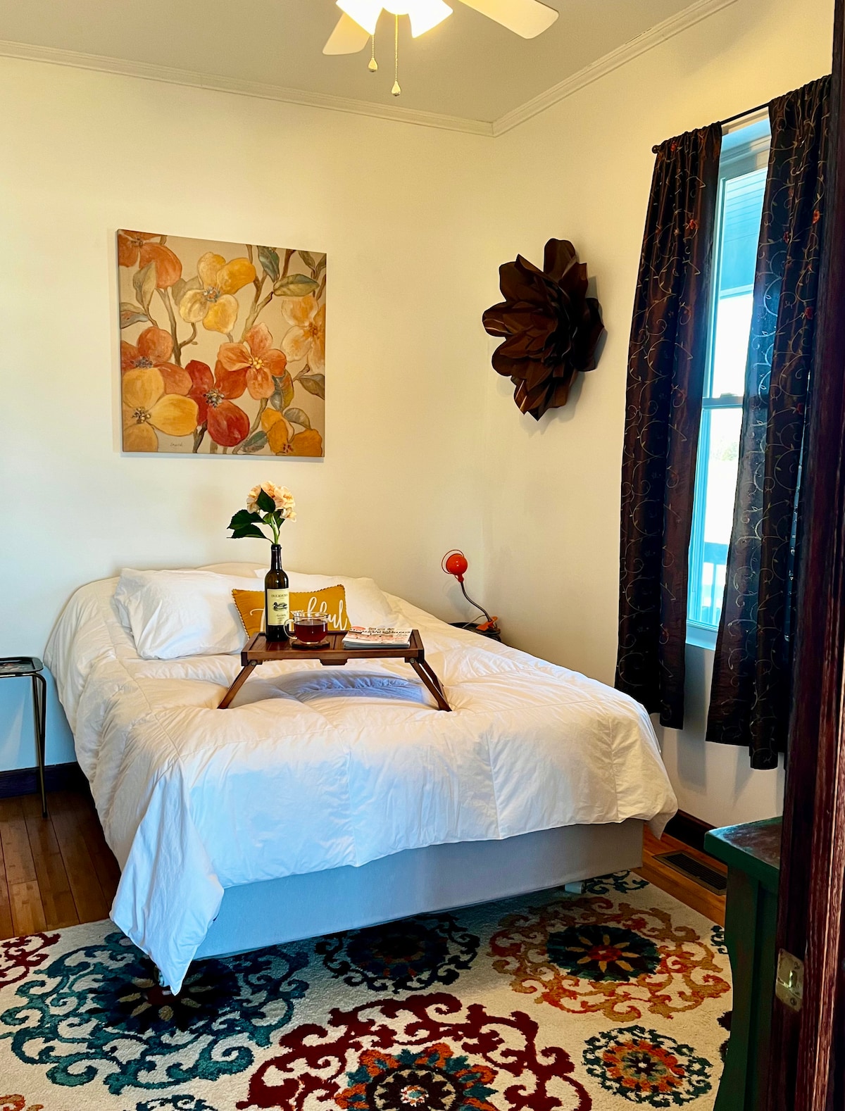 主层有湖畔套房。 符合ADA标准。标准双人床，配备第二间卧室和独立卫生间。可供4人入住。 