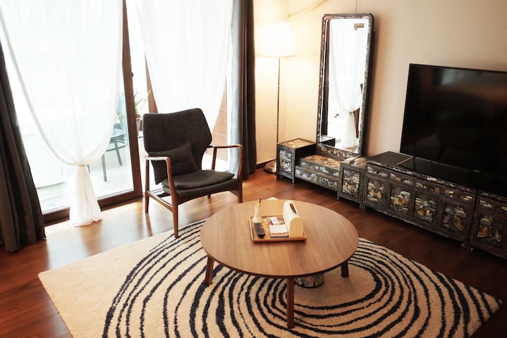 A beautiful hall with a bed on the second floor, a 15-minute walk from Jeonju Hanok Village